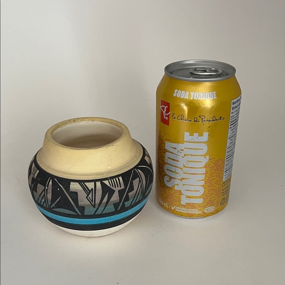 Handcrafted Navajo Ceramic Vase with Geometric Patterns - Picture 6 of 6